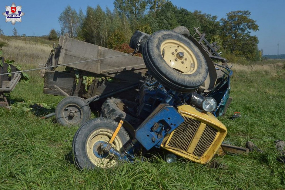 31-latka udało się wyciągnąć spod traktora, lecz reanimacja nie przyniosła rezultatu. foto: Policja