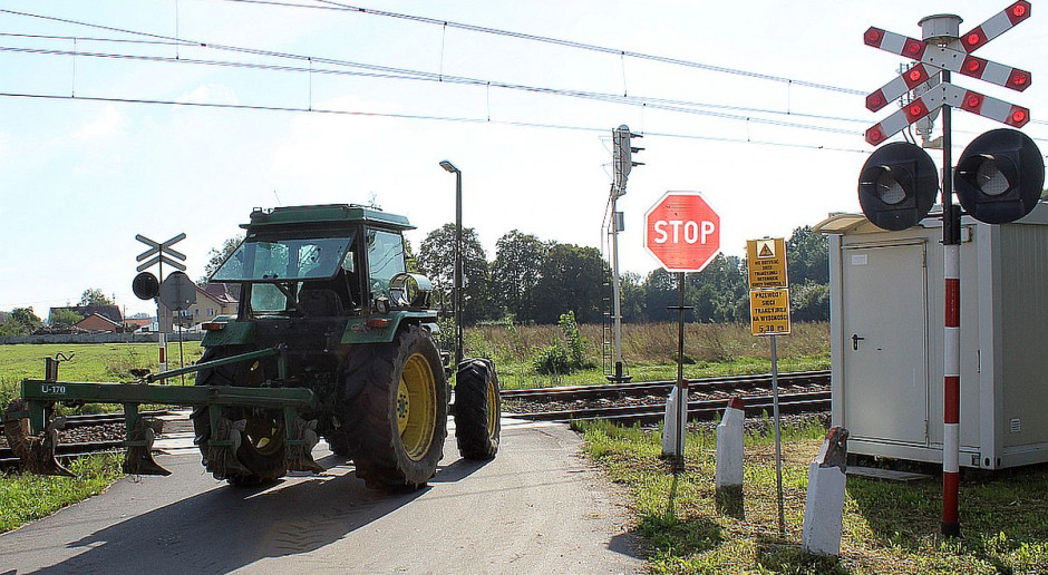 Do likwidacji jest kilka tysięcy niestrzeżonych przejazdów kat.D, a więc oznaczonych tylko krzyżami św. Andrzeja. Foto: Grzegorz Tomczyk Kolej zamyka przejazdy – rolnicy tracą dojazdy