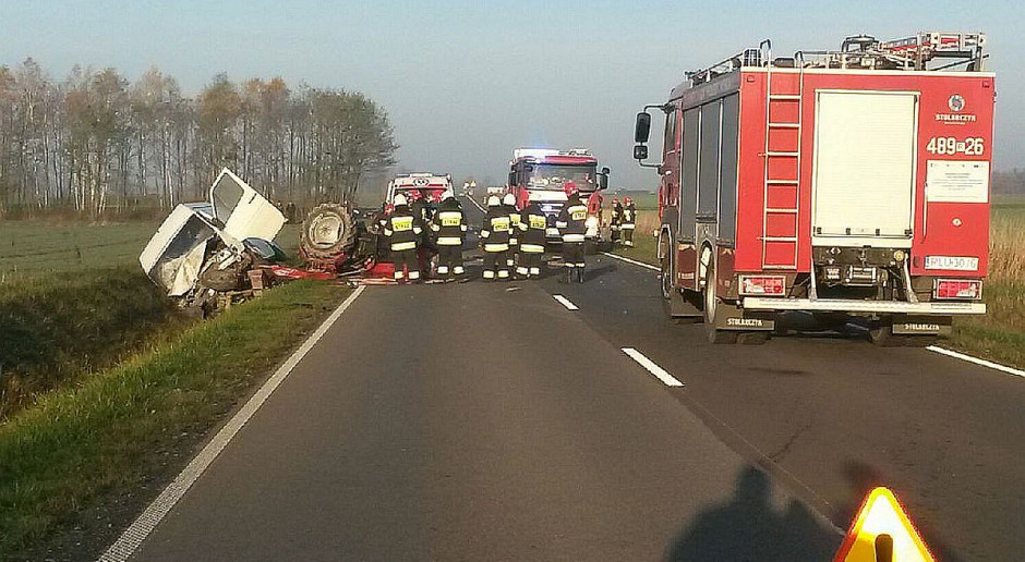 foto: Policja Trzy osoby ranne po zderzeniu busa z ciągnikiem rolniczym