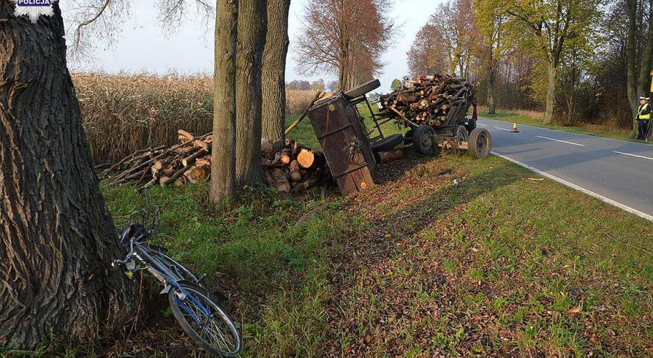 foto: Policja Rowerzysta przygnieciony przez przyczepę z drewnem