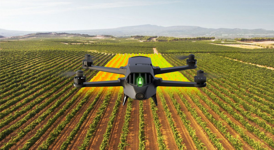 Przygotowany do lotu dron waży 1,9 kg. Urządzenie wyposażone jest w cztery silniki, wymienialny akumulator oraz pokładowy komputer, z funkcją autonomicznego startu, lotu i lądowania Nowy wielozadaniowy dron dla rolnictwa