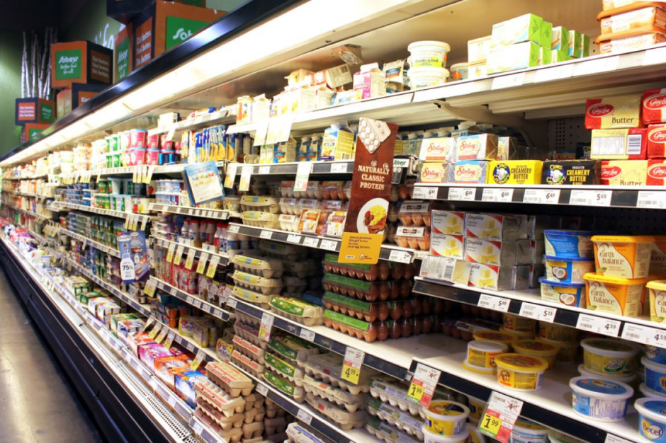 Półki z masłem pozostają puste w wielu supermarketach we Francji; Fot. Niloo / Shutterstock.com