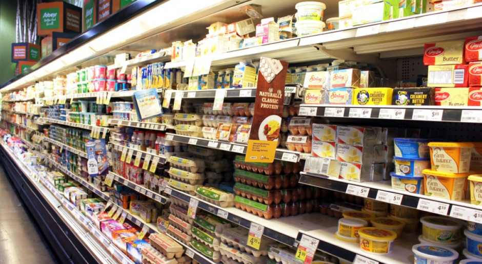 Półki z masłem pozostają puste w wielu supermarketach we Francji; Fot. Niloo / Shutterstock.com Francja: Supermarkety bez masła
