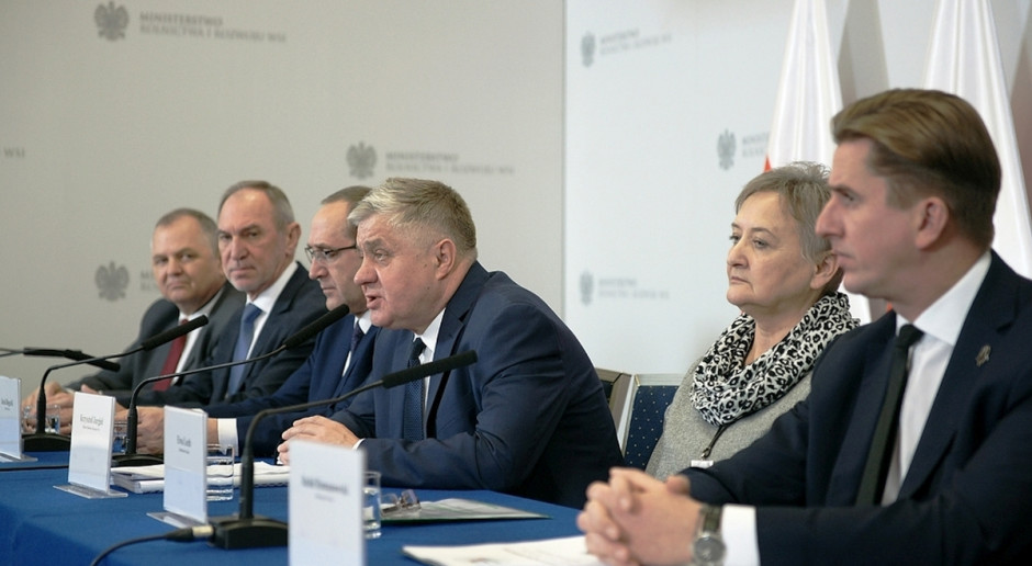 Minister i wiceministrowie podczas konferencji podsumowującej 2 lata pracy resortu; fot. MRiRW Minister Jurgiel zadowolony z „dobrych 2 lat”