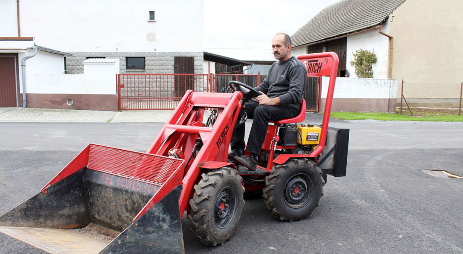 Gdy konstruktor z Nowej Wsi Prudnickiej w województwie opolskim miał 14 lat, naprawiał już motorynki kolegów i zbudował gokarta z silnikiem od motocykla WSK Patenty na wąskie drzwi