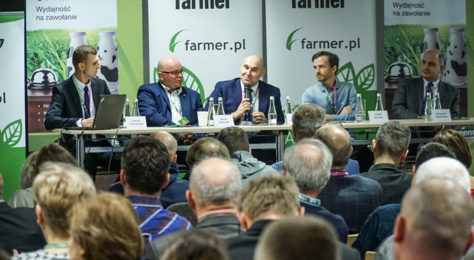 Od lewej: Łukasz Chmielewski - redaktor Farmera, dr Marek Balcerak z WNoZ SGGW, dr Marcin Gołębiewski z WNoZ SGGW, Paweł Ksionek - hodowca oraz dr Krzysztof Słoniewski - Kierownik Wydziału Badań i Rozwoju w PFHBiPM, fot.Michał Oleksy Problematyka zarządzania produkcją mleka na Konferencji Farmera
