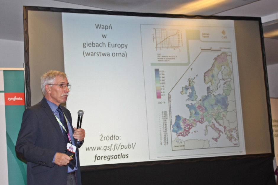 Prof. Witold Grzebisz na tle mapy obrazującej zawartość wapnia w warstwie ornej w glebach Europy; Fot. A. Kobus