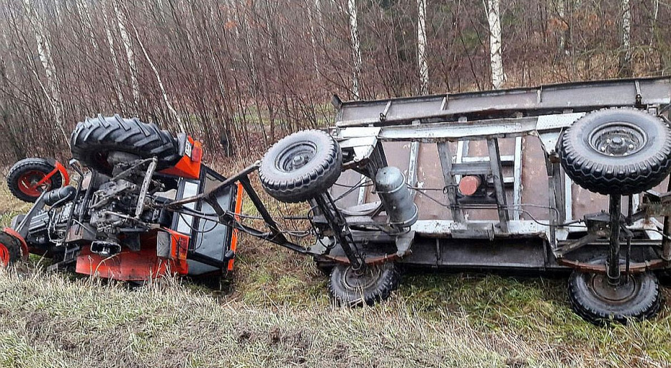foto: Policja Szarża pod Grunwaldem: Pijany kierowca dachował ciągnikiem w rowie