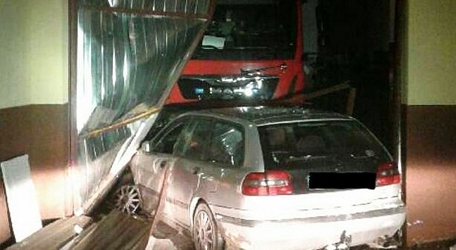 foto: Policja Pijany kierowca wjechał w remizę strażacką