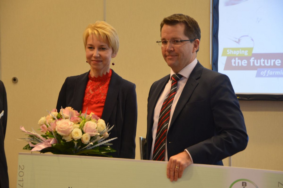 Dr hab. Beata Hasiów-Jaroszewska z IOR PIB i Matthew Frost, szef Bayer Crop Science w Polsce i państwach bałtyckich podczas uroczystego wręcznia nagrody AgroBioTop, fot. M. Tyszka