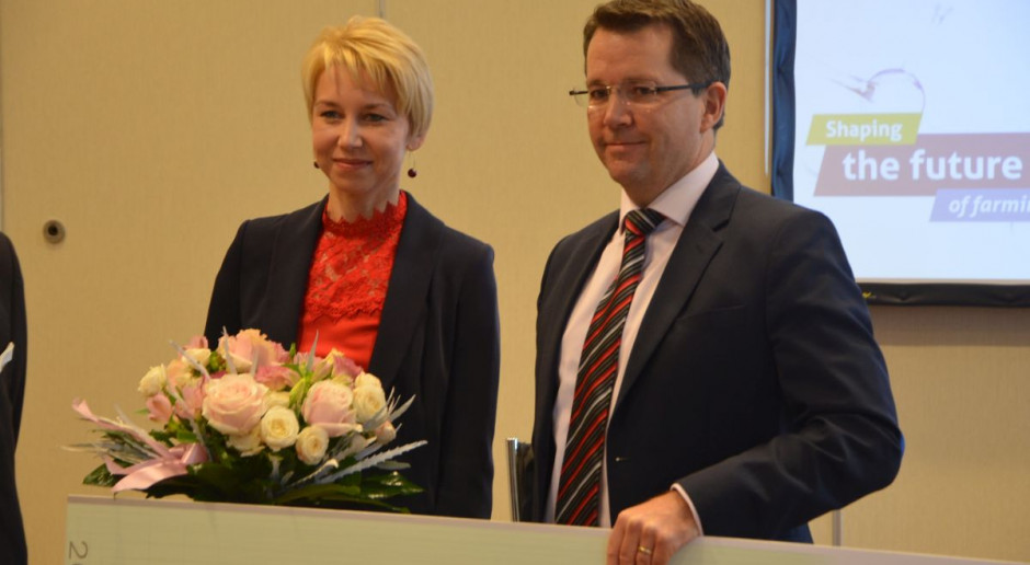 Dr hab. Beata Hasiów-Jaroszewska z IOR PIB i Matthew Frost, szef Bayer Crop Science w Polsce i państwach bałtyckich podczas uroczystego wręcznia nagrody AgroBioTop, fot. M. Tyszka AgroBioTop dla badań dotyczących wirusologii roślin