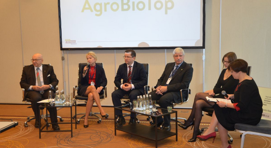 Od lewej prof. Tomasz Twardowski, dr hab. Beata Hasiów-Jaroszewska, Matthew Frost, dr Jerzy Pórchnicki, dr Aleksandra Małyska i Marzena Smolińska podczas panelu dyskusyjnego, fot. M. Tyszka Bayer o nowych wyzwaniach stojących przed rolnictwem