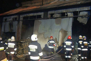Duży pożar gospodarstwa pod Skalbmierzem. Płonął dom i magazyn