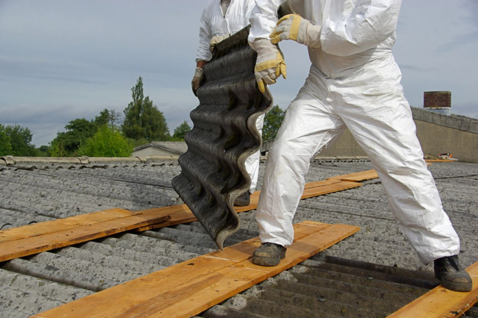 50 milionów jest przeznaczonych na realizację projektów dotyczących usuwania azbestu w gminach, fot. Shutterstock