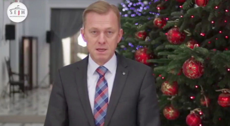 W specjalnym filmie parlamentarzyści ponad podziałami proszą, abyśmy rok 2018 powitali bez wystrzałów. Zwierzęta tego nie lubią, boją się, odczuwają ból. W sylwestrowym apelu Piotr Apel, Krzysztof Czabański, Agnieszka Hanajczyk, Artur Dunin, Paweł Suski, Jolanta Szczypińska i Dominik Tarczyński, źródło: YouTube Posłowie apelują: Petardy i fajerwerki niosą zagrożenie dla zwierząt - nie strzelajmy w sylwestra