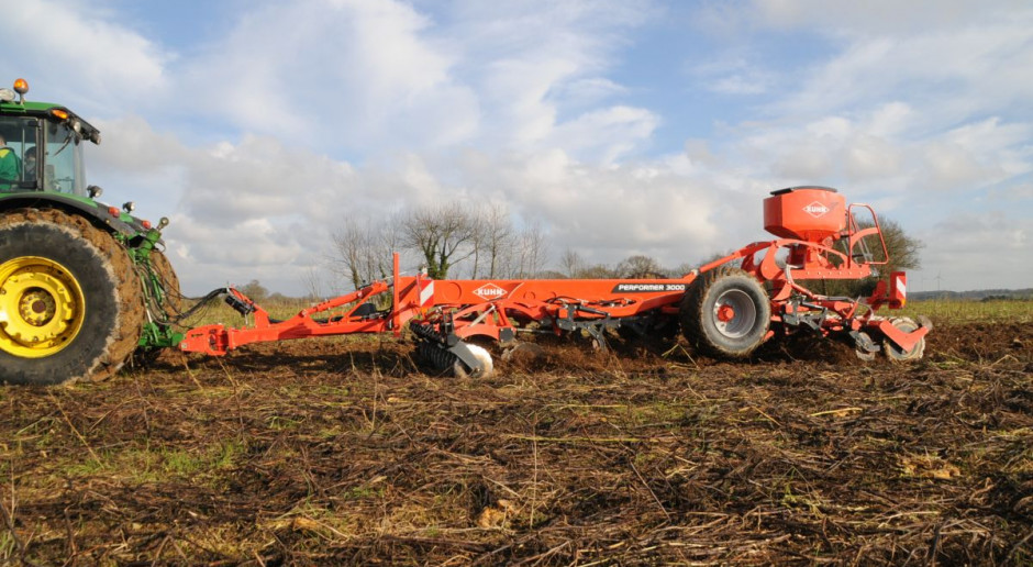 Kuhn Performer 3000, fot. Kuhn Kuhn Performer 3000 - nowy model wielofunkcyjnego agregatu