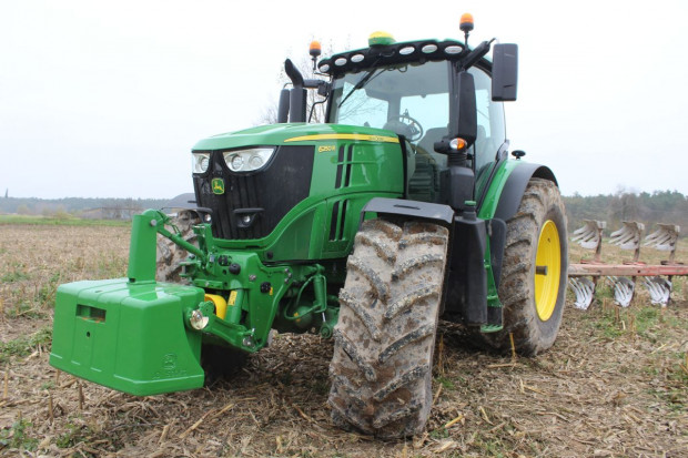 John Deere 6250R podczas Testu Farmera pracował m.in. z ciężkim, 5-skibowym pługiem G-B, fot.kh Test ciągnika John Deere 6250R - klasa premium w pełnym wymiarze