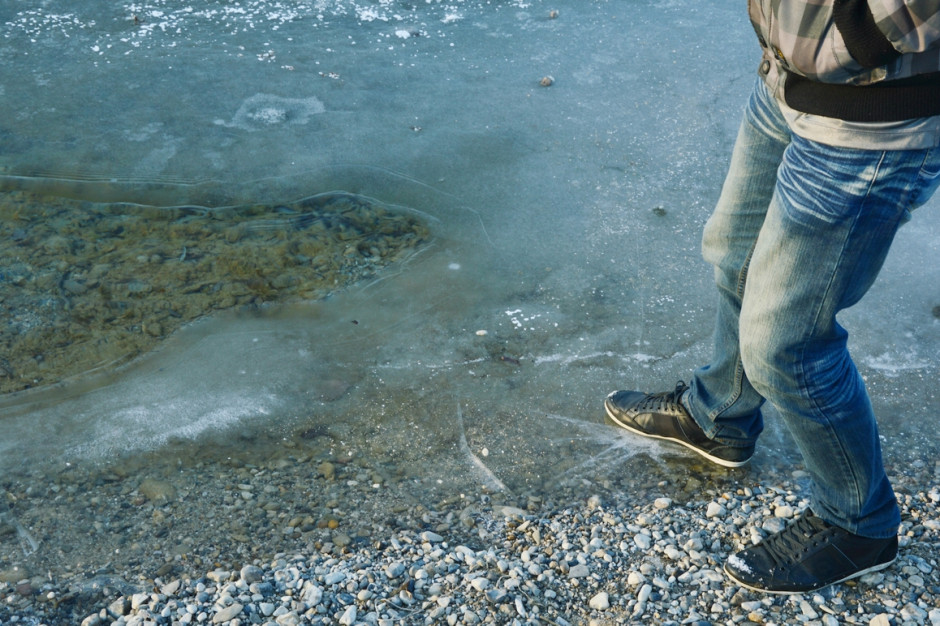 Obecnie warstwa lodu ma od kilku milimetrów do 1 centymetra. Akweny zamarzają od brzegów, w zatokach. Część jezior, zwłaszcza tych mniejszych, powoli marznie, ale w większości woda wciąż płynie, fot. Shutterstock