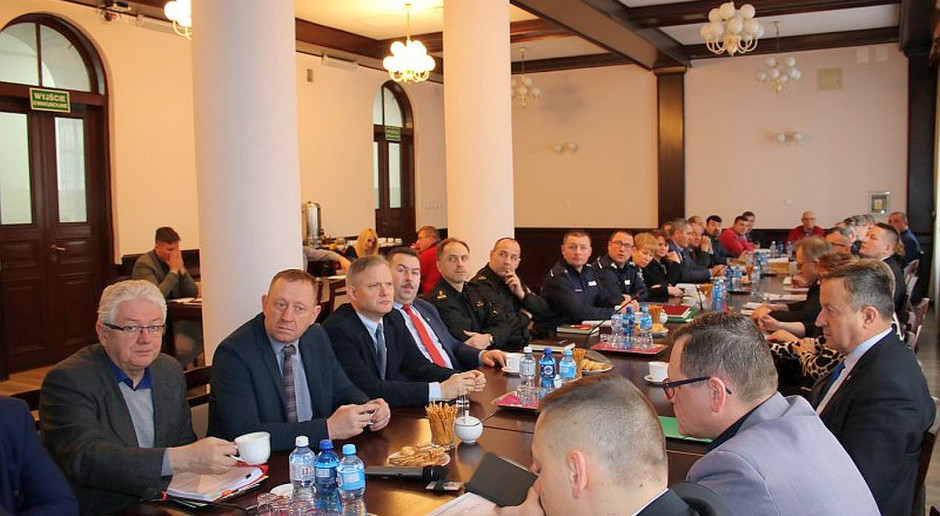 Posiedzenie sztabu zarządzania kryzysowego w powiecie piotrkowskim. Foto: Starostwo Powiatu Piotrkowskiego Dwie jednostki chorobowe ASF – dla dzików i świń?