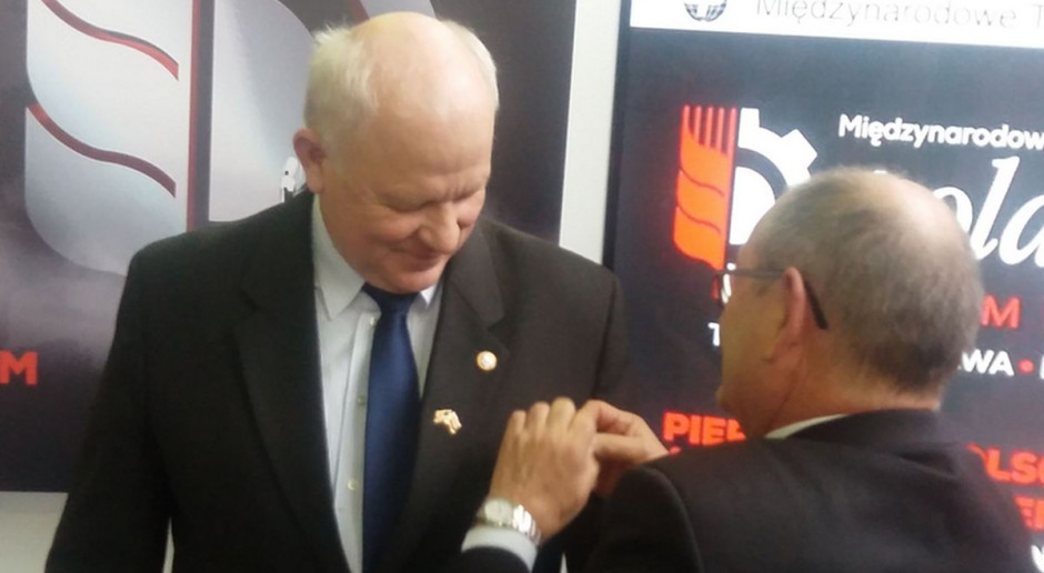 Prof. Tadeusz Michalski, prezes PZPK wręcza odznaczenie Stanisławowi Kacperczykowi, prezesowi PZPRZ, fot. T. Szymańczak Rolnictwo wrażliwe na anomalie pogodowe