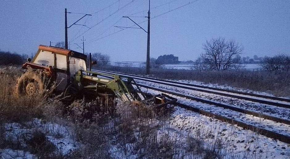foto: Policja Zostawił traktor na torach. Wjechał w niego pociąg