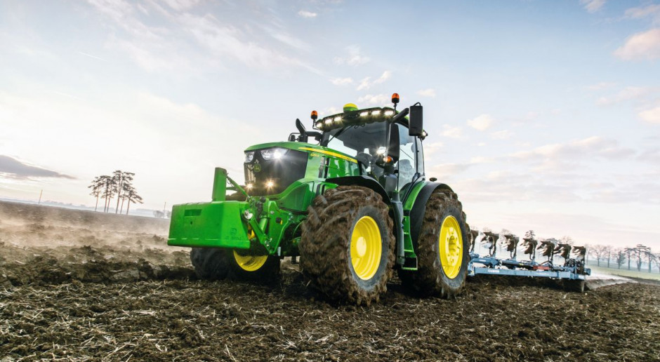 Program jest przeznaczony dla właścicieli traktorów z silnikami 6-cylindrowymi o mocy od 145 KM; Fot. KH John Deere oferuje ciągnik zastępczy
