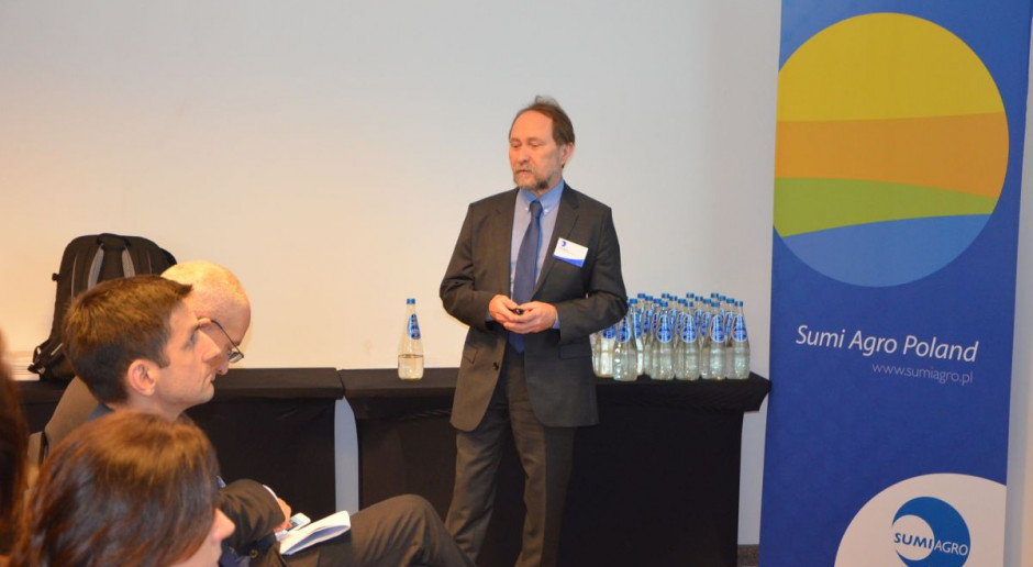 Paweł Banach, dyrektor Działu Rejestracji i Rozwoju Produktów Sumi Agro Poland podczas konferencji firmy mówił o nowościach, fot. M. Tyszka Nowe produkty i rozszerzone etykiety od Sumi Agro