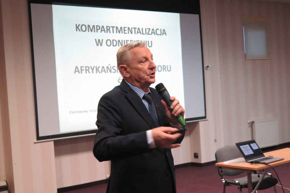 Profesor Zygmunt Pejsak, tłumaczył podczas spotkania założenia kompartmentu. fot. I.Dyba