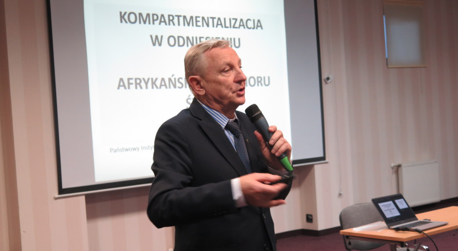 Profesor Zygmunt Pejsak, tłumaczył podczas spotkania założenia kompartmentu. fot. I.Dyba Kompartment receptą na produkcję świń w strefach z ASF
