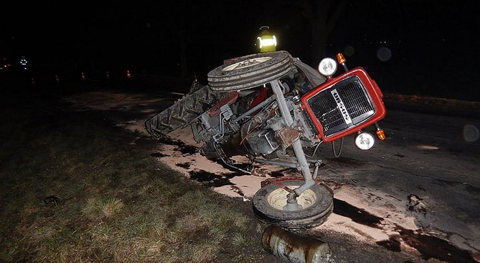 foto: KP PSP Krapkowice Ursus roztrzaskał się na części