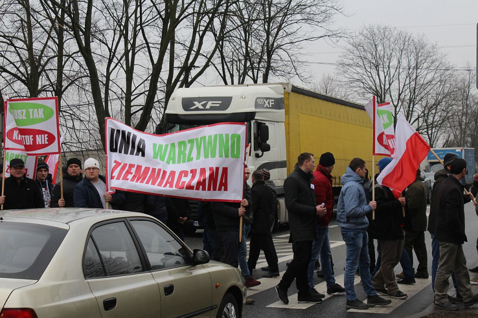 Na pasach we Wróblewie protestowało dziś 120 osób, ponad drugie tyle wyszło na drogę w Błaszkach.