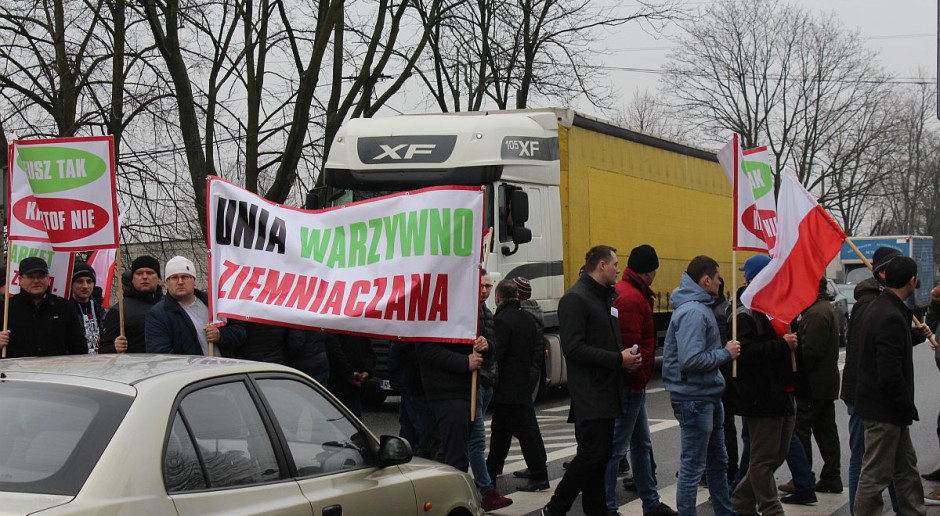 Na pasach we Wróblewie protestowało dziś 120 osób, ponad drugie tyle wyszło na drogę w Błaszkach. Kolejne gminy i regiony chcą dołączyć do rolniczych protestów pod Sieradzem