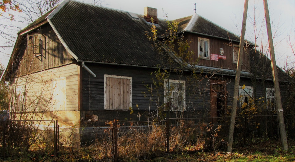 Fot. www.skansen.bialystok.pl Drewniana szkoła z lat 50. XX w. w Podlaskim Muzeum Kultury Ludowej