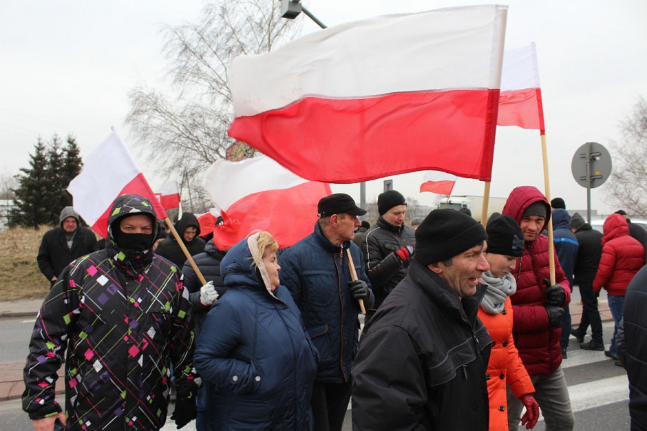 Na trasie krajowej nr 25 między Kaliszem a Ostrowem Wlkp. protestowało wczoraj ponad 100 rolników. foto: GT