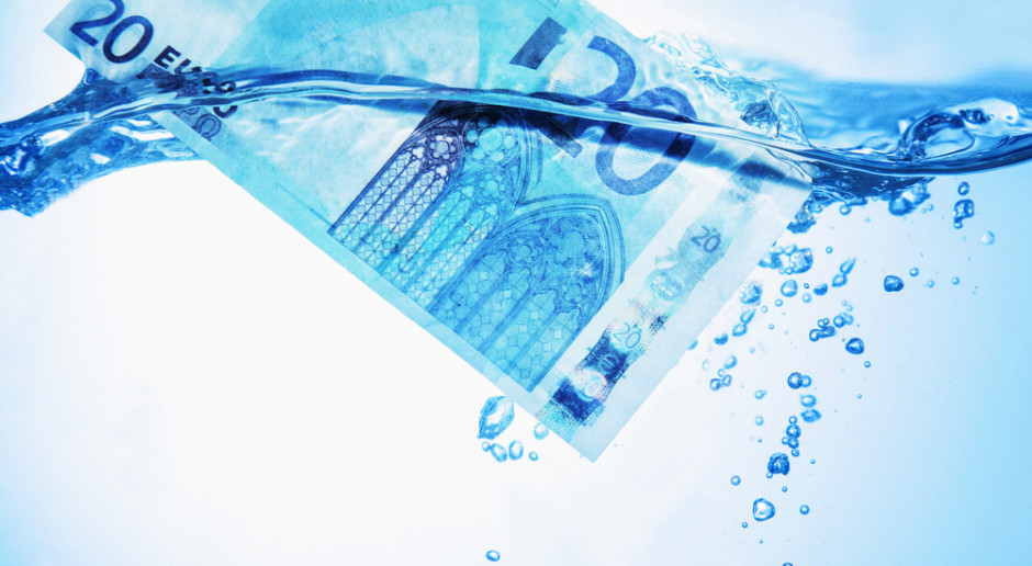 Fot. Shutterstock Pomysłowy naciągacz: Sprzedał wodę w cenie paliwa