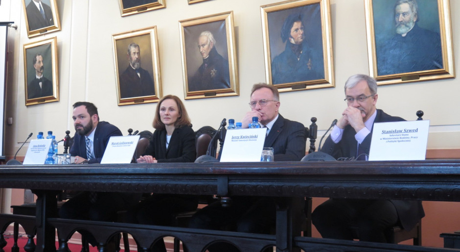 Od lewej : Kamil Wyszkowski (Dyrektor Generalny Global Compact Network Poland), Anna Rostocka (Dyrektor Biura Międzynarodowej Organizacji ds. Migracji w Warszawie), Marek Goliszewski (Prezes Business Centre Club), Jerzy Kwieciński (Minister Inwestycji i Rozwoju) Więcej obcokrajowców na polskich polach
