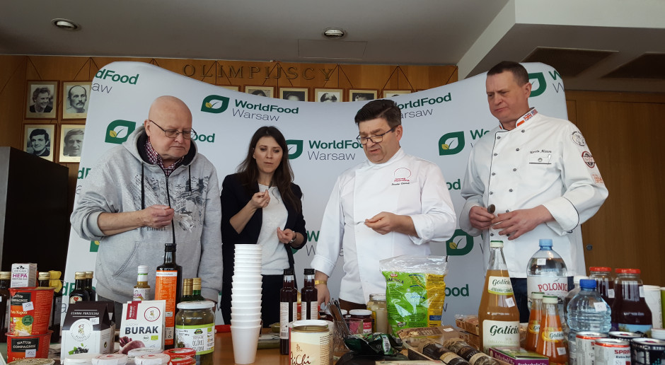 Członkowie jury podczas degustacji produktów zgłoszonych do konkursu o złoty medal targów WorldFood Warsaw 2018 – od lewej: prof. Krzysztof Krygier, Agnieszka Szpaderska, Jarosław Uściński, Kevin Aiston (fot. archiwum WFW) Złote medale WorldFood Warsaw 2018