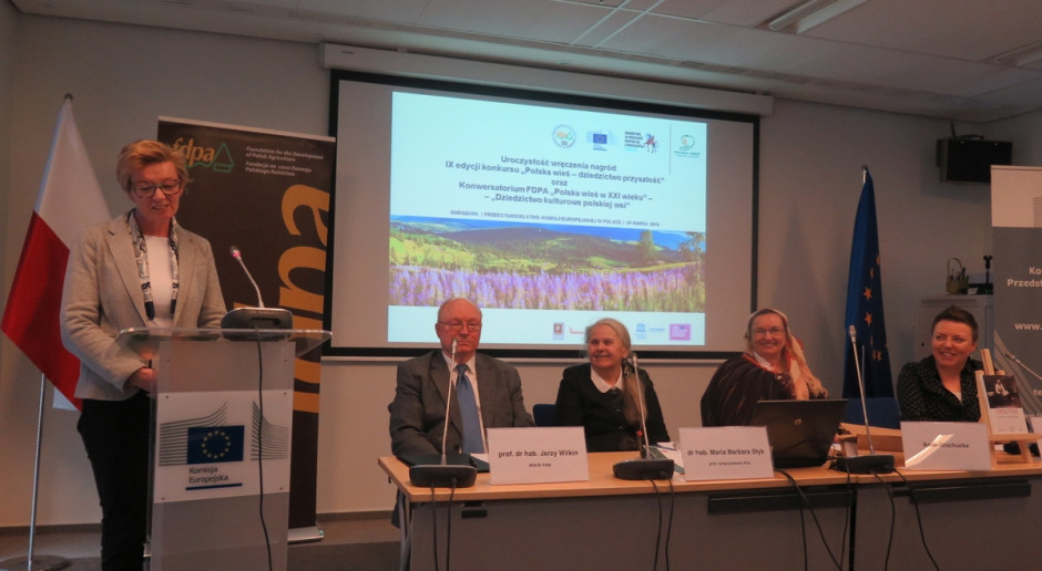 Od lewej: Monika Szymańska, prezes Zarządu FDPA, prof. dr hab. Jerzy Wilkin, Instytut Rozwoju Wsi i Rolnictwa Polskiej Akademii Nauk, dr hab. Maria Barbara Styk, prof. emerytowany KUL, laureatka konkursu Anna Błachucka, oraz dr Magdalena Sternicka-Kowalska, UWM Olsztyn wyróżniona w konkursie (Fot. JK) FDPA: IX edycja Konkursu ”Polska wieś w XXI wieku”