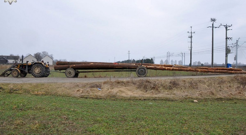 Do zdarzenia doszło na przejeździe w Brzozowicy Dużej, w gminie Kąkolewnica. foto: Policja Zderzenie pociągu z transportem drewna na przejeździe pod Radzyniem Podlaskim