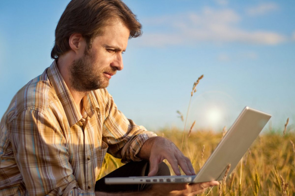 Nowe regulacje mają umożliwić rolnikom składanie wniosków i dokumentów do ARiMR drogą elektroniczną, fot. Shutterstock