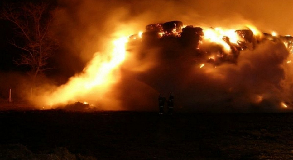 Na skutek podpalenia spłonęła m.in. sterta słomy. foto: Straż Pożarna Podpalacz grasuje pod Głogowem. Płoną stogi i i budynki