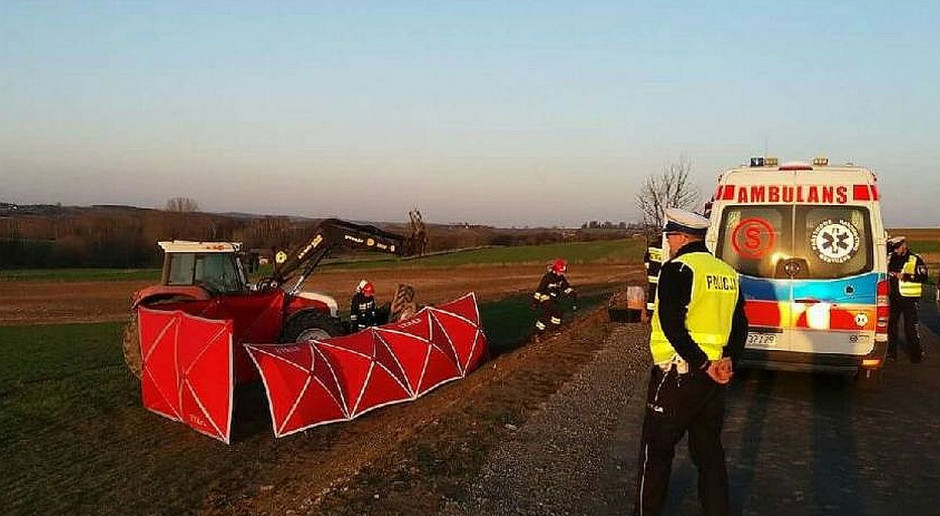 Policja ustala dlaczego mężczyzna zjechał nagle z drogi. foto: Policja Ciągnik przygniótł rolnika. Gospodarz nie żyje