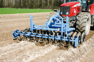 Uprawia glebę i dociąża traktor
