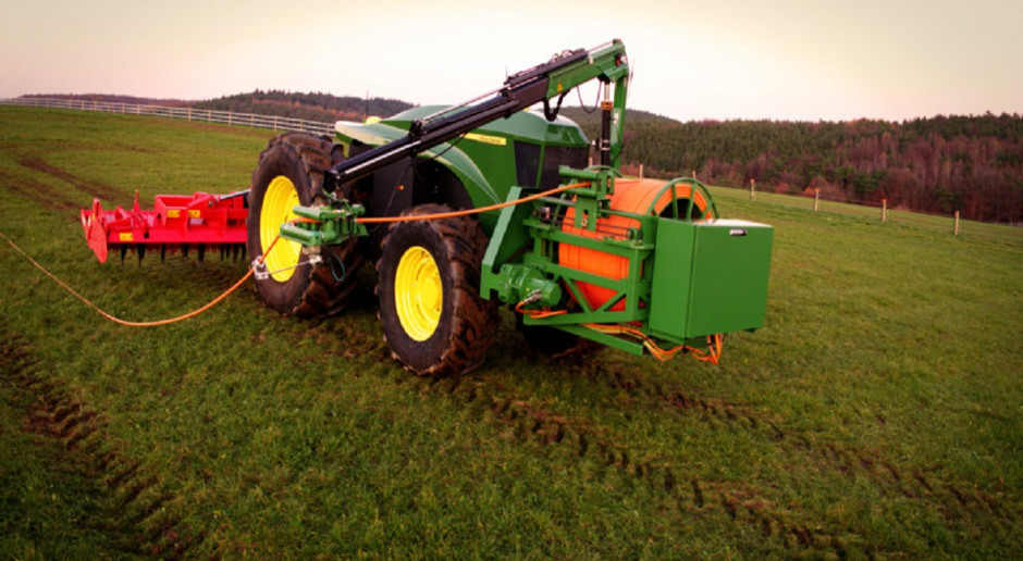 Autonomiczny ciągnik John Deere napędzany jest bezpośrednio z sieci, fot. John Deere Elektryczny ciągnik zasilany... z sieci!