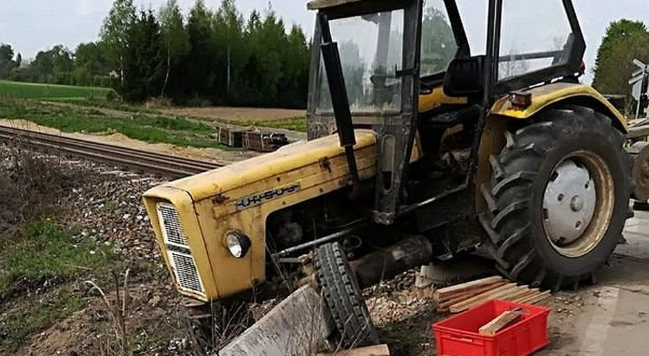 Do zdarzenia doszło na niestrzeżonym przejeździe kolejowym w miejscowości Sadurki, w gminie Nałęczów. foto: Policja Traktorzysta staranował bariery na przejeździe kolejowym