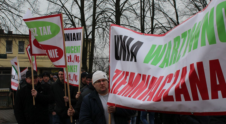 Tak w marcu br. wyglądały protesty na krajowej "dwunastce" we Wróblewie pod Sieradzem; Foto: GT Unia Warzywno-Ziemniaczana znów wyjdzie na drogi. Protesty od środy - do skutku