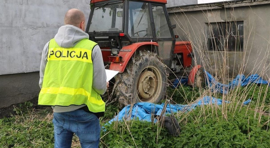 Ciągnik stał schowany za domem pod plandeką; Fot. Policja Po śladach do skradzionego ciągnika