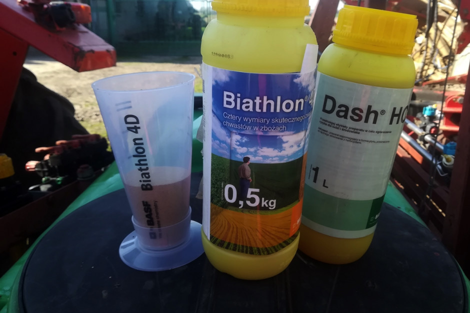 W celu zwalczania chwastów dwuliściennych użyłem herbicydu Biathlon 4D