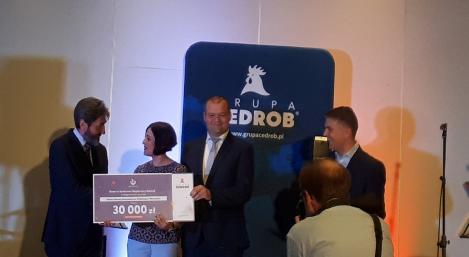 Prezes Andrzej Goździkowski wręcza grant przedstawicielom SGGW w Warszawie (Fot. JK) Grupa Cedrob przeznaczyła 1 mln zł na granty