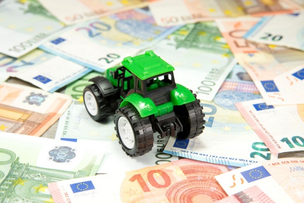 Projekt KE: Mniejsza rola polityki rolnej i spójności w budżecie UE